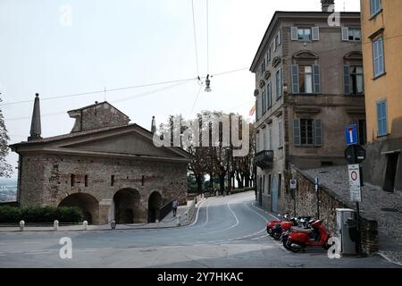 Vue sur la rue avec Porta San Giacomo à Citta Alta, ville haute de Bergame, Lombardie, Italie Banque D'Images