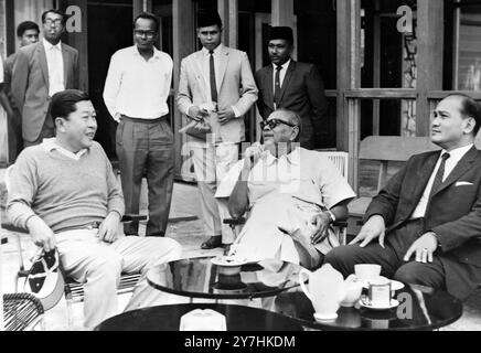 LE PREMIER MINISTRE MALAISIEN TUNKU ABDUL RAHMAN AVEC SALVADOR P LOPEZ ET THANAT KHOMAN À KUALA LUMPUR / ; 30 MAI 1964 Banque D'Images