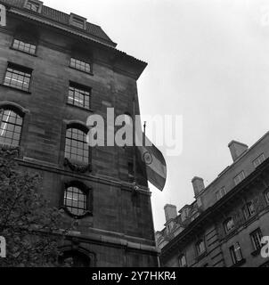 DRAPEAU AU-DESSUS DE INDIA HOUSE À LONDRES VOLE EN BERNE À LA MORT DU PREMIER MINISTRE NEHRU ; 27 MAI 1964 Banque D'Images