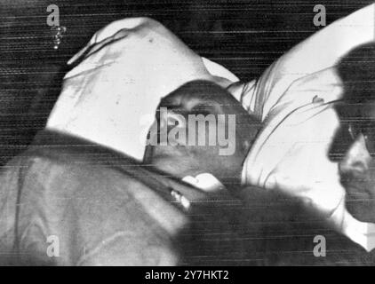 LE CADAVRE DU PREMIER MINISTRE INDIEN PANDIT JAWAHARLAL NEHRU À NEW DELHI, INDE ; 27 MAI 1964 Banque D'Images