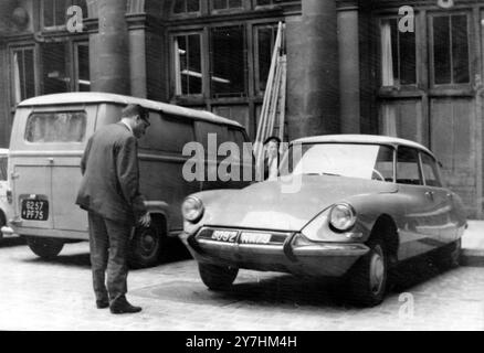 ENLÈVEMENT DE MME DASSAULT PAR LA FORCE PUBLIQUE - VOITURE UTILISÉE POUR LE CRIME À PARIS ; 23 MAI 1964 Banque D'Images