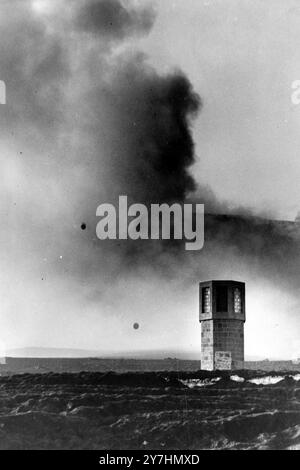 ÉRUPTION DES VOLCANS DE L'ETNA À NOUVEAU BRÛLANT LE CRATÈRE DE FUMÉE ACRILE DANS LE VÉSUVE À CATANE ; 19 MAI 1964 Banque D'Images