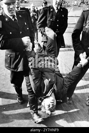 MANIFESTATION ANTI-APARTHEID TRANSPORTÉE PAR LA POLICE À OSLO (NORVÈGE) ; 13 MAI 1964 Banque D'Images