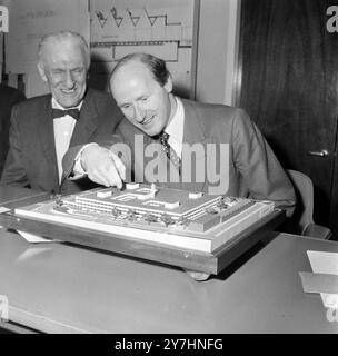 Le ministre de la santé, M. Anthony Barber, évoque ce modèle du nouvel hôpital de Greenwich destiné à remplacer St Alfege's, qui a été présenté à la presse aujourd'hui à Londres. C'est le premier hôpital complet à être conçu par l'unité de conception hospitalière du ministère, agissant en tant que consultants en conception auprès du South East Metropolitan Regional Hospital Board. Le président du conseil d'administration Sir Ivor Julian est représenté à gauche de l'image. 13 MAI 1964 Banque D'Images