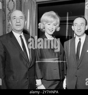 CHANTEUSE KATHY KIRBY AU VARIETY CLUB LUNCH À LONDRES / ; 12 MAI 1964 Banque D'Images