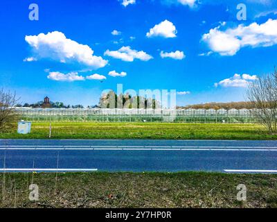 Road & Agricuture Road and Greenhouses Underneith a Blue, Spring Season Sky. Gilze-Rijen, pays-Bas. Base aérienne de Gilze-Rijen Gilze-Rijen Noord-Brabant Nederland Copyright : xGuidoxKoppesxPhotox Banque D'Images