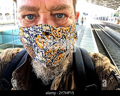 Face masquée Pasenger transport public en raison de la crise Corona, de nouvelles règles obligatoires sont mises en œuvre. Chaque passager doit porter un masque facial. Tilburg, pays-Bas. MRYES Gare de Tilburg Noord-Brabant Nederland Copyright : xGuidoxKoppesxPhotox Banque D'Images