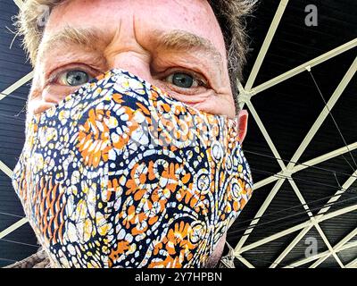 Face masquée Pasenger transport public en raison de la crise Corona, de nouvelles règles obligatoires sont mises en œuvre. Chaque passager doit porter un masque facial. Tilburg, pays-Bas. MRYES Gare de Tilburg Noord-Brabant Nederland Copyright : xGuidoxKoppesxPhotox Banque D'Images