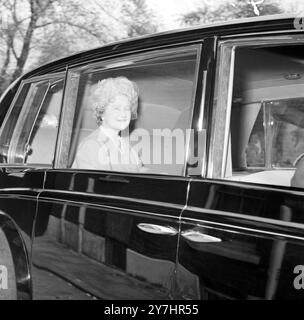 ELIZABETH LA REINE MÈRE QUITTE LE PALAIS DE KENSINGTON À LONDRES APRÈS SA VISITE À LA PRINCESSE MARGARET APRÈS AVOIR DONNÉ NAISSANCE À UNE PETITE FILLE ; 1ER MAI 1964 Banque D'Images