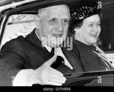 LE PRÉSIDENT MÉDICAL FRANÇAIS CHARLES DE GAULLE QUITTE L'HÔPITAL PARISIEN AVEC SA FEMME YVONNE ; LE 30 AVRIL 1964 Banque D'Images