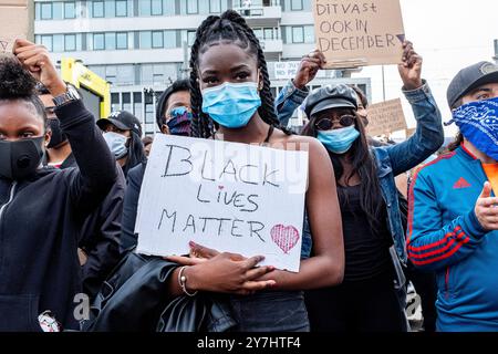 Démonstration Black Lives Matter démonstration Black Lives Mstter au centre-ville d'Erasmusbrug, pour protester contre la violence policière et le racisme, déclenchée par la mort de George Floyd une semaine auparavant. 3 juin 2020. Rotterdam, pays-Bas. Rotterdam Erasmusbrug, Willemsplein, Boomp Zuid-Holland Nederland Copyright : xGuidoxKoppesxPhotox Banque D'Images