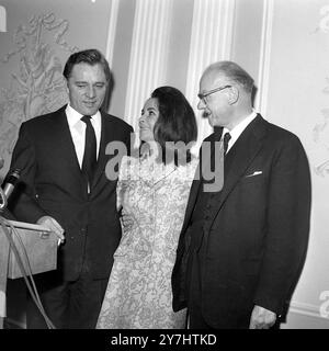 L'ACTEUR RICHARD BURTON BURTON, PHILLIP BARTON AVEC L'ACTRICE ELIZABETH TAYLOR LORS D'UNE CONFÉRENCE À NEW YORK / ; 22 AVRIL 1964 Banque D'Images