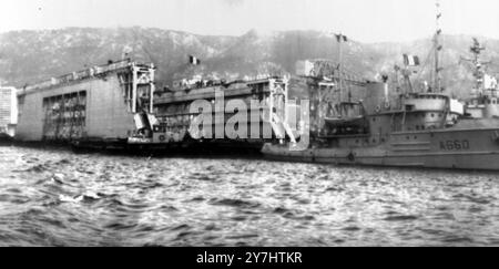 IMMENSE QUAI FLOTTANT DANS LE PORT DE TOULON, FRANCE / ; 21 AVRIL 1964 Banque D'Images