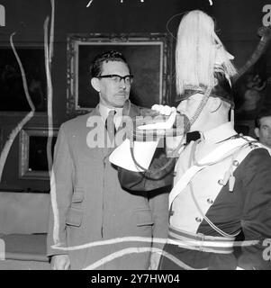 VENTE AUX ENCHÈRES BUGLE CHARGE DE LA BRIGADE LÉGÈRE VENDUE À LA MAISON DE VENTE AUX ENCHÈRES SOTHEBYS À LONDRES - COSTE PHILIP TRUMPETER / ; 20 AVRIL 1964 Banque D'Images