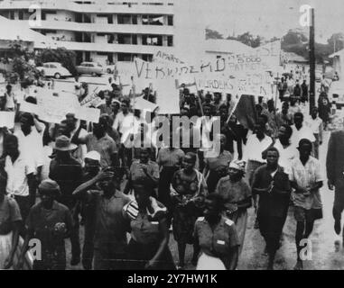 MARCHE DE PROTESTATION CONTRE L'APARTHEID TANGANYIKAN CONGRÈS NATIONAL AFRICAIN ; 18 AVRIL 1964 Banque D'Images