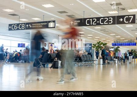 PRAGUE, TCHÉQUIE, 19 septembre 2024, trafic dans le terminal de l'aéroport international Banque D'Images