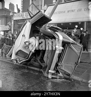 12 AVRIL 1964 UNE VOITURE WOLSELEY S'EST SCINDÉE EN DEUX APRÈS S'ÊTRE ÉCRASÉE SUR UN PANNEAU À 100 MI/H À LA JONCTION DE NORWOOD ROAD ET TULSE HILL. LES SEPT JEUNES DANS LA VOITURE ONT ÉCHAPPÉ À LA MORT MAIS QUATRE ONT ÉTÉ BLESSÉS, DONT UN GRIÈVEMENT. LONDRES, ANGLETERRE. Banque D'Images