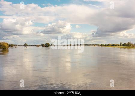 Paysage de la pittoresque rivière Odra étendue sur la frontière polono-allemande. Concept. Menace et beauté de la nature Banque D'Images