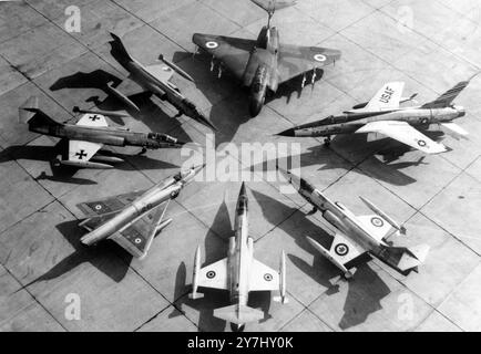 JETFIGHTERS JAVELIN, F-105 THUNDERCHIEF, CF-104 SUPER STARFIGHTER ET MIRAGE 111-C À LA BASE AÉRIENNE EN FRANCE ; 4 AVRIL 1964 Banque D'Images