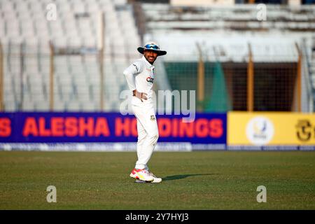 Le bangladais Mehidy Hasan Miraz lors du premier test match du Bangladesh et du Pakistan, deuxième jour au stade Zahur Ahmed Chowdhury à Chattogram of Banque D'Images