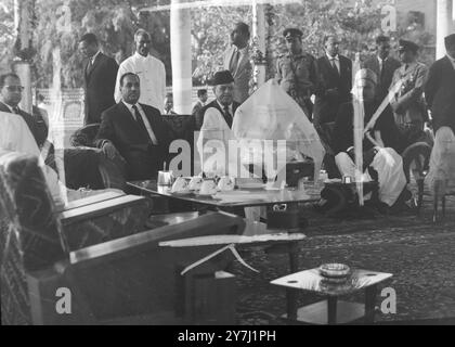 LE PRÉSIDENT ABDUL SALAM AREF AVEC LE PRÉSIDENT MOHAMMED AYUB KHAN À KARACHI, PAKISTAN / ; 23 MARS 1964 Banque D'Images