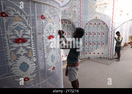 Les tisserands font des dessins Jamdani sur tissu pour décorer un ''pandal'' ou plate-forme temporaire avant le festival Durga Puja à Kolkata, en Inde, le 30 septembre 2024. Les sarees Jamdani, vêtements traditionnels portés par les femmes, sont très populaires au Bengale occidental et au Bangladesh depuis longtemps et ont maintenant élargi leur empreinte en Malaisie. Le festival annuel de Durga Puja, qui commence le 9 octobre et se termine le 13 octobre, est l'un des festivals les plus populaires pour les hindous. Dans la mythologie hindoue, la déesse hindoue Durga symbolise le pouvoir et le triomphe du bien sur le mal. (Photo de Rupak de Chowdhur Banque D'Images