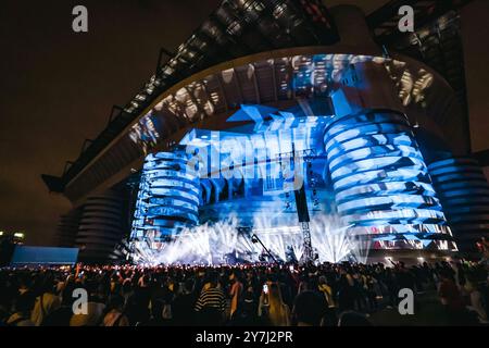 Milan, Italie. 05th Sep, 2024. Lazza se produit en concert lors de la tournée Locura Opera N. 1 au Piazzale Angelo Moratti devant le stade San Siro à Milan, en Italie, le 5 septembre 2024 (photo par Alessandro Bremec/NurPhoto) crédit : NurPhoto SRL/Alamy Live News Banque D'Images