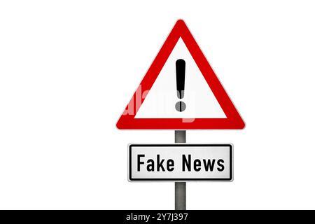 Faux News avertissement panneau routier contre Stormy Sky isolé sur blanc Banque D'Images