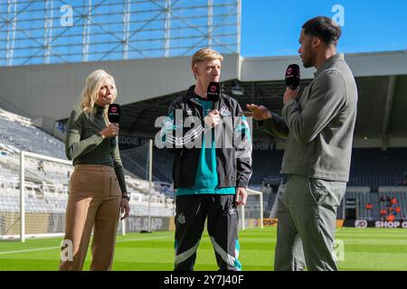 Newcastle, Royaume-Uni. 28 septembre 2024. Interview télévisée, présentatrice de TNT Sports Lynsey Hipgrave, milieu de terrain de Newcastle United Anthony Gordon (10 ans) et pundit Joleon Lescott lors du match Newcastle United FC contre Manchester City FC English premier League James' Park, Newcastle, Angleterre, Royaume-Uni le 28 septembre 2024 crédit : Every second Media/Alamy Live News Banque D'Images