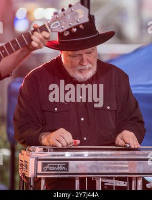 Paul Franklin sur scène pour NBC Today Show concert Series avec Chris Stapleton, Rockefeller Plaza, New York, NY, septembre 27, 2024. photo : Simon Lindenblatt/Everett Collection Banque D'Images