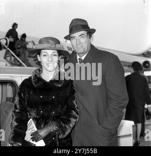 L'ACTEUR GREGORY PECK AVEC SA FEMME VÉRONIQUE À LONDRES / ; 5 MARS 1964 Banque D'Images