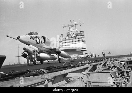 AVION D'ATTAQUE A4C SKYHAWK DE L'US NAVY À BORD, PONT DE L'USS ENTERPRISE AU LARGE DE LA CRÈTE, LE PLUS GRAND NAVIRE PREMIER PORTE-AVIONS À PROPULSION NUCLÉAIRE ; 2 MARS 1964 Banque D'Images