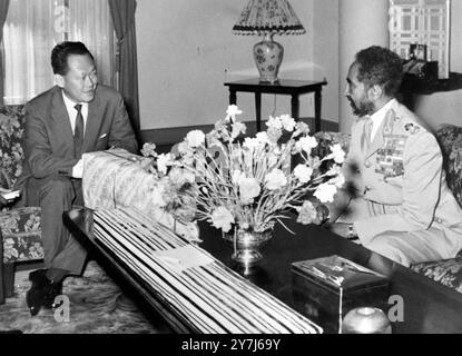 POLITIQUE KUAN LEE LE PREMIER MINISTRE DE SINGAPOUR S'ENTRETIENT AVEC L'EMPEREUR HAILE SELASSIE À ADDIS-ABEBA, ETHIOPIE ; 29 FÉVRIER 1964 Banque D'Images