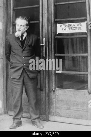 GRÈVE DES ENSEIGNANTS PROFESSEUR REJOINT À VIENNE, AUTRICHE ; 28 FÉVRIER 1964 Banque D'Images