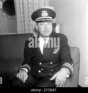 CAPITAINE RICHARD RIDDINGTON DE SS UNITED STATES À SOUTHAMPTON / ; 28 FÉVRIER 1964 Banque D'Images