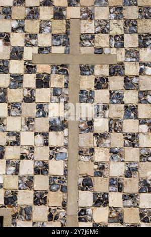 Croix représentée en détail de tricotage Flint, ruines monastiques de l'abbaye de Leiston, construite en 1182 par Ranulf de Glanville. Dédié à Sainte Marie. Suffolk Banque D'Images