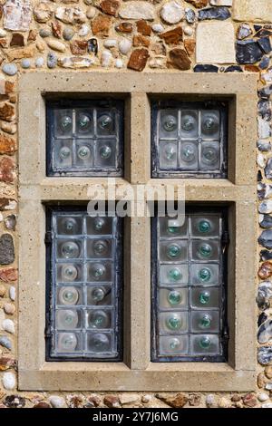 Verre de couronne, fond de bouteille de verre détail de vitre, ruines monastiques de l'abbaye de Leiston, construit en 1182 par Ranulf de Glanville. Dédié à Sainte Marie. Suff Banque D'Images