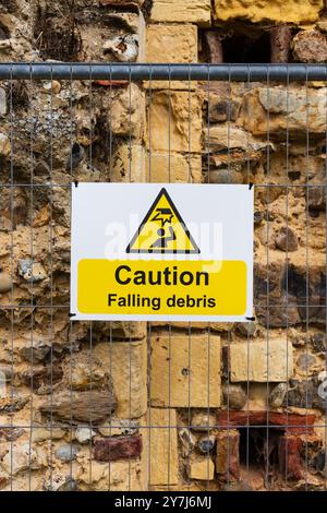 Attention, chute de débris panneau d'avertissement aux ruines monastiques de l'abbaye de Leiston, construite en 1182 par Ranulf de Glanville. Dédié à Sainte Marie. Suffolk Banque D'Images