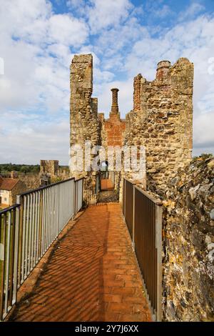 Promenade autour des murs du château, château de Framlingham, Suffolk, Angleterre Banque D'Images