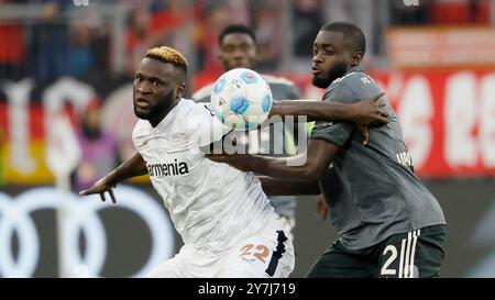 Munich, Deutschland. 28 septembre 2024. GER, Munich, 1. Bundesliga, football, FC Bayern Munich - Bayer 04 Leverkusen, Allianz Arena, 28 septembre 2024, match de championnat, 5e journée, hommes, saison 2024/25 F. le. Victor Boniface (Bayer 04 Leverkusen, 22 ans) et Dayot Upamecano (FC Bayern Muenchen, 2 ans) crédit : HMB Media/Alamy Live News Banque D'Images