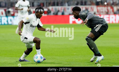 Munich, Deutschland. 28 septembre 2024. GER, Munich, 1. Bundesliga, football, FC Bayern Munich - Bayer 04 Leverkusen, Allianz Arena, 28 septembre 2024, match de championnat, 5e journée, hommes, saison 2024/25 F. le. Jérémie Frimpong (Bayer 04 Leverkusen, 30) et Alphonso Davies (FC Bayern Muenchen, 19) crédit : HMB Media/Alamy Live News Banque D'Images