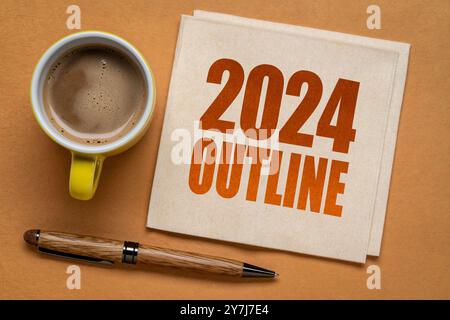 texte d'esquisse de 2024 ans sur une serviette avec une tasse de café, concept d'examen commercial de fin d'année Banque D'Images