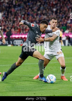 Munich, Deutschland. 28 septembre 2024. GER, Munich, 1. Bundesliga, football, FC Bayern Munich - Bayer 04 Leverkusen, Allianz Arena, 28 septembre 2024, match de championnat, 5e journée, hommes, saison 2024/25 Jamal Musiala (FC Bayern Muenchen, 42) et granit Xhaka (Bayer 04 Leverkusen, 34) crédit : HMB Media/Alamy Live News Banque D'Images