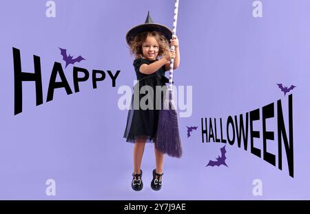 Carte de joyeux Halloween. Fille habillée comme une sorcière tenant un balai sur fond violet Banque D'Images