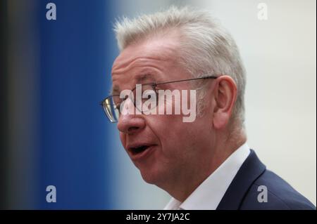 Birmingham, Royaume-Uni. 30 septembre 2024. Image © concédée sous licence à Parsons Media. 27/09/2024. Birmingham, Royaume-Uni. Conférence du Parti conservateur 2024 - deuxième jour. ICC. Micheal Gove assiste à la conférence du Parti conservateur 2024 qui se tient au Centre international des congrès de Birmingham. Photo de Ryan Jenkinson/Parsons crédit média : andrew parsons/Alamy Live News Banque D'Images