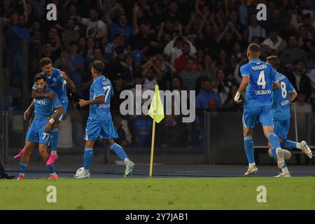 Naples, Italie. 29 septembre 2024. Khvicha Kvaratskhelia de la SSC Napoli célèbre avec ses coéquipiers après avoir marqué lors du match de Serie A entre la SSC Napoli et l'AC Monza au Stadio Diego Armando Maradona Naples Italie le 29 septembre 2024. Crédit : Franco Romano/Alamy Live News Banque D'Images