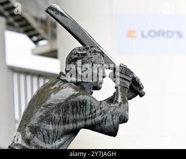 Londres, Royaume-Uni, 27 septembre 2024. Angleterre v Australie au Lords Cricket Ground. Photo : Statue pendant la troisième Metro Bank One Day International England v Australia à Lords, Londres, Royaume-Uni, 27 septembre 2024. Crédit : Mark Dunn/Alamy Live News» Banque D'Images