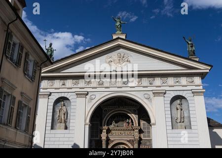 La cathédrale d'Aoste (Cattedrale di Aosta) façade du XIXe siècle sur la Piazza Papa Giovanni XXIII, Vallée d'Aoste, Italie. Architecture néoclassique. Banque D'Images