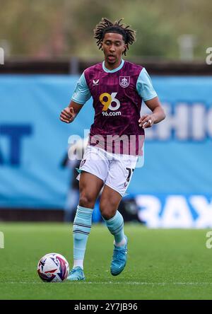 Bashir Humphreys de Burnley en action lors du match du Sky Bet Championship au Kassam Stadium, Oxford. Date de la photo : samedi 28 septembre 2024. Banque D'Images