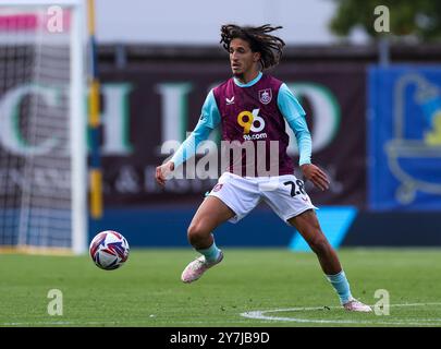 Hannibal Mejbri de Burnley en action lors du Sky Bet Championship match au Kassam Stadium, Oxford. Date de la photo : samedi 28 septembre 2024. Banque D'Images